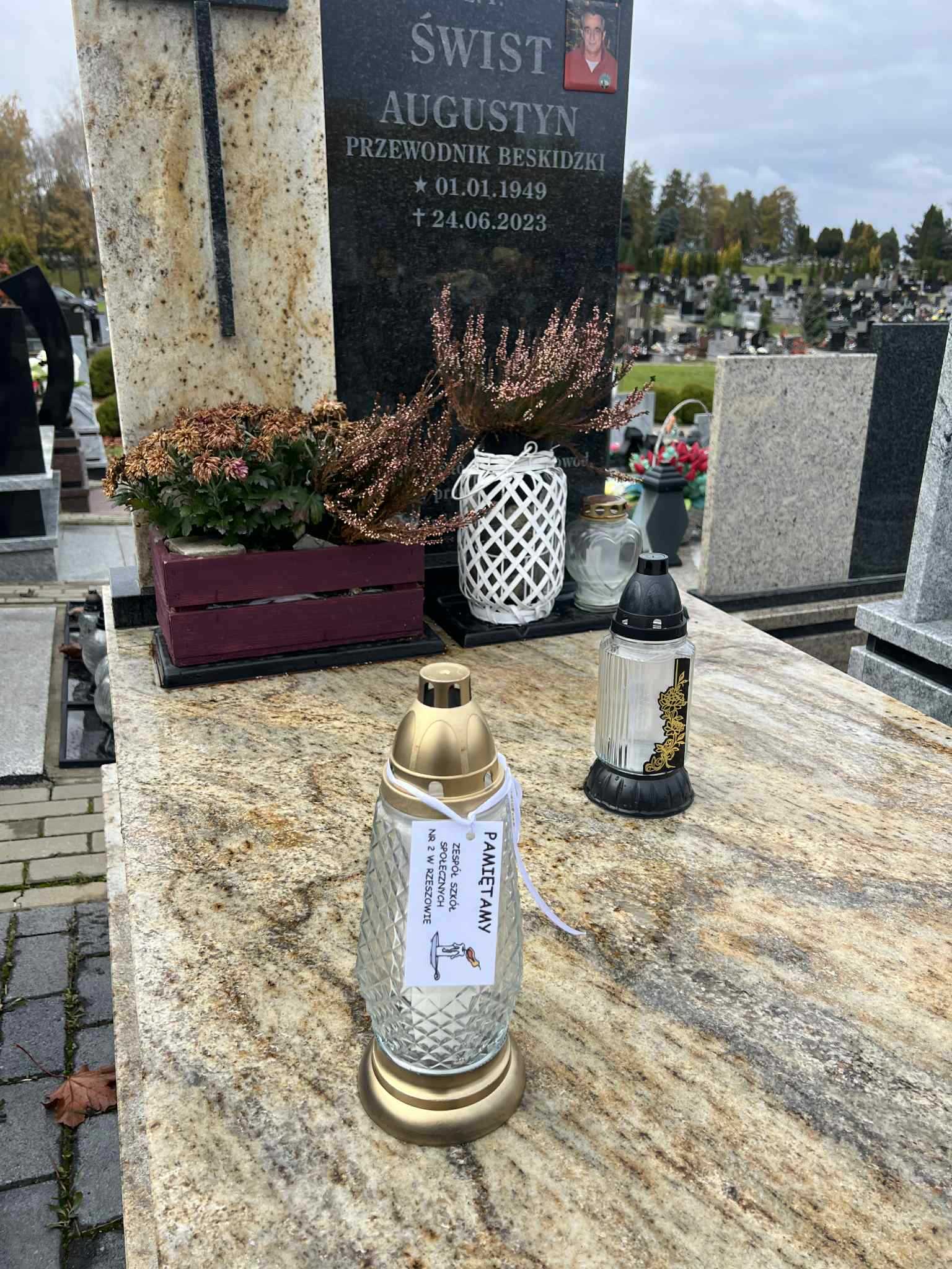 Starsi uczniowie odwiedzają miejsca pamięci